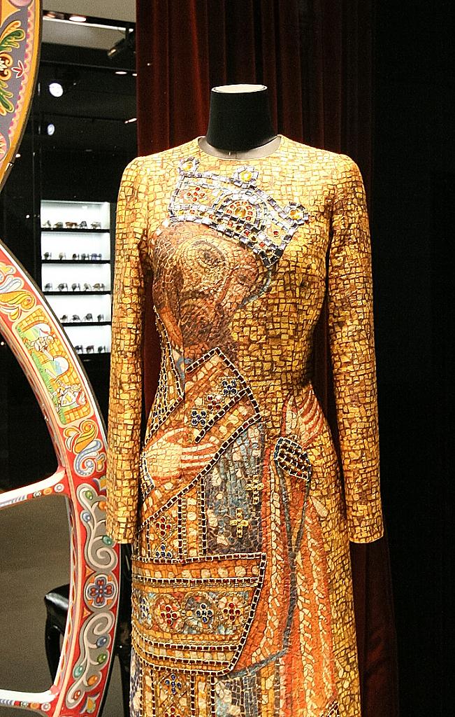 dolce-gabbana-windows-autumn-vienna-austria-04