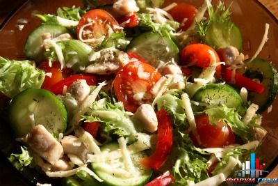 Салат из курицы и овощей