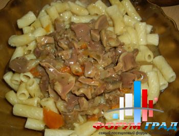 Макароны с тушеными желудками