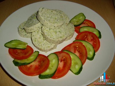 Куриная колбаса с брокколи в пароварке