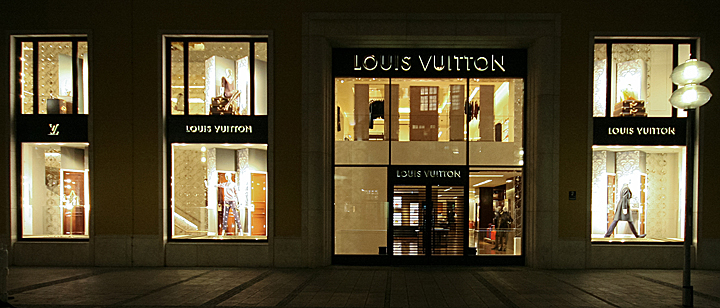 louis-vuitton-windows-autumn-munich-germany-04