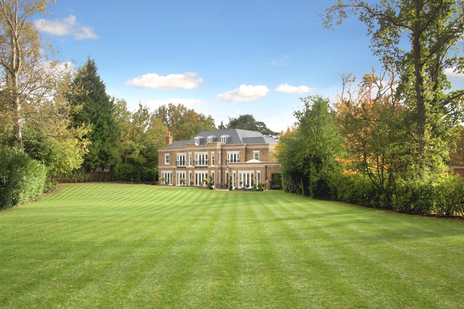 a-stunning-surrey-property-great-to-party-in-england-03