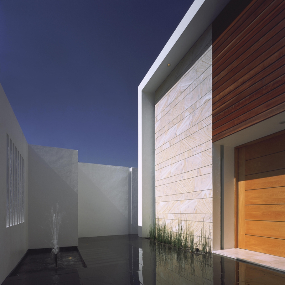 contemporary-living-at-cubo-house-mexico