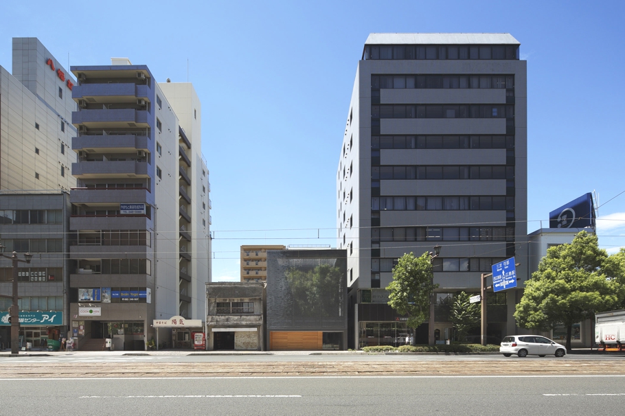 optical-house-constructed-with-glass-bricks-hiroshima-japan-01