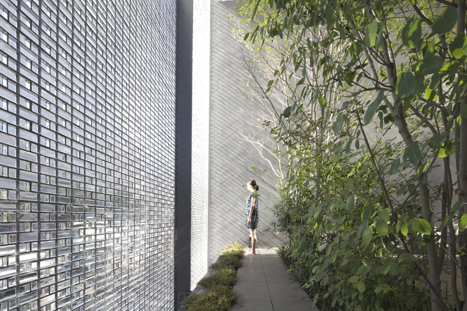 optical-house-constructed-with-glass-bricks-hiroshima-japan-04