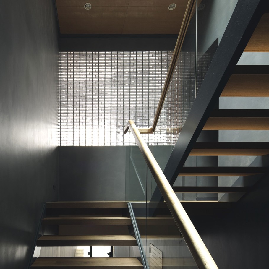 optical-house-constructed-with-glass-bricks-hiroshima-japan-11