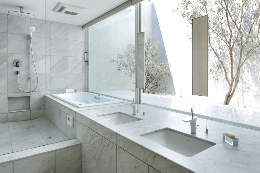 optical-house-constructed-with-glass-bricks-hiroshima-japan-13