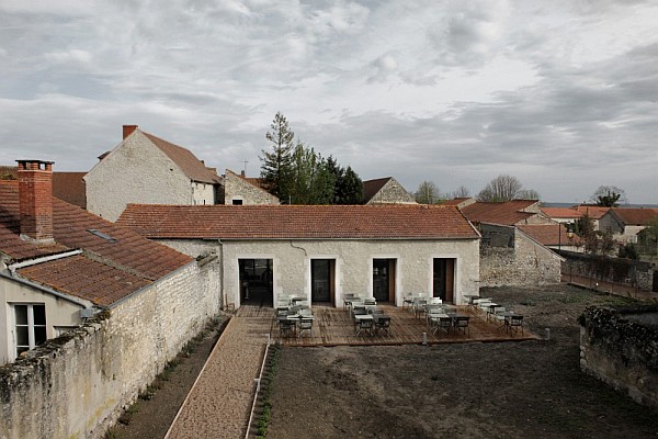 old-barn-transformation-renovation-restaurant-charroux-france-01