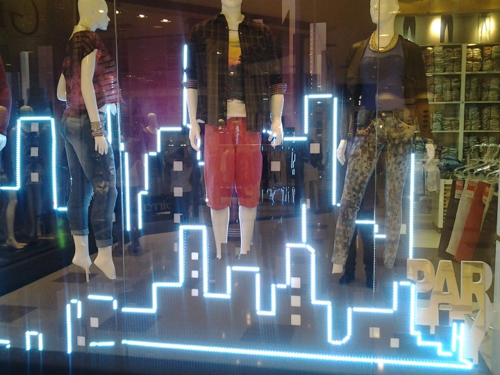 biotipo-installation-and-window-display-03
