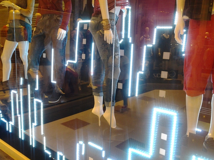 biotipo-installation-and-window-display-05