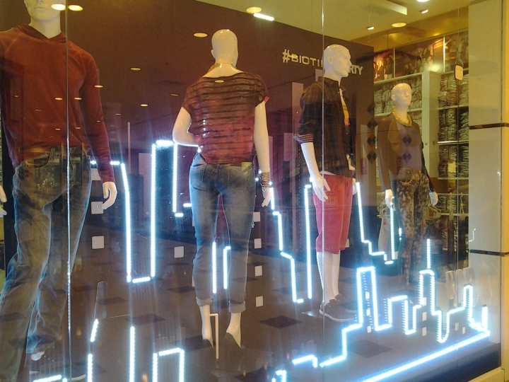 biotipo-installation-and-window-display-08