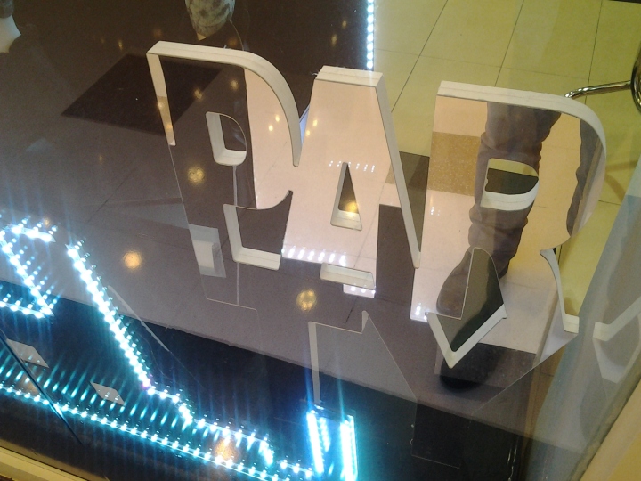 biotipo-installation-and-window-display-11