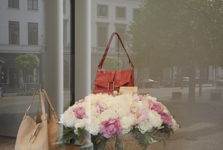 delvaux-mothers-day-windows-06