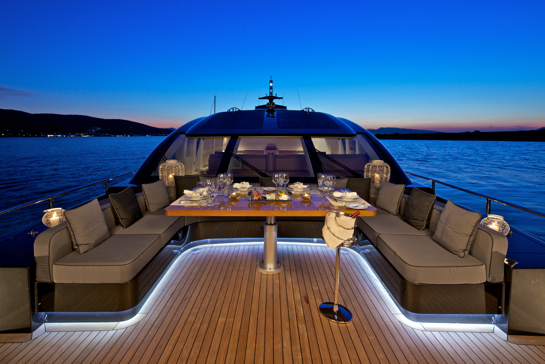 Яхта Luxury Yacht