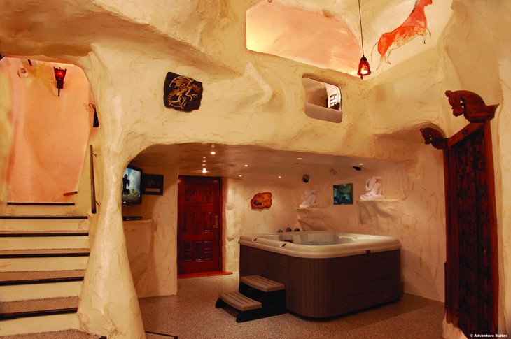 Джакузи в каменой комнате отеля Adventure Suites в США