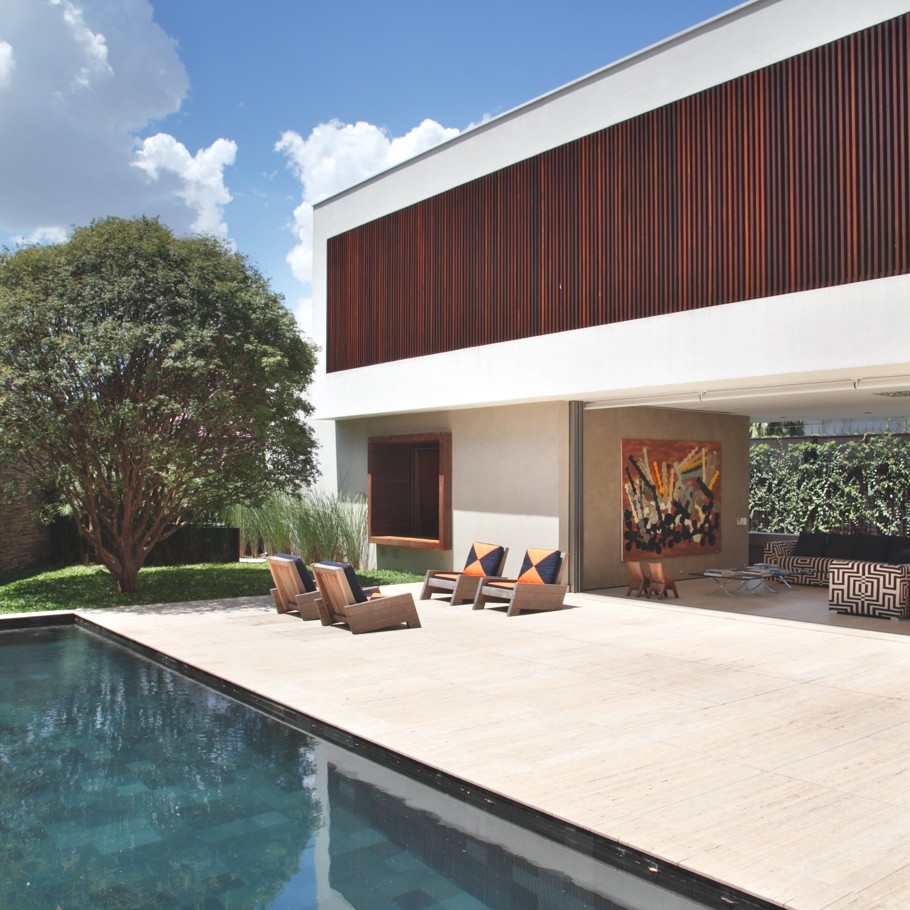 Терраса с бассейном современного дома в Бразилии