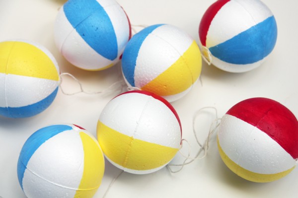 beach-ball-garland-03