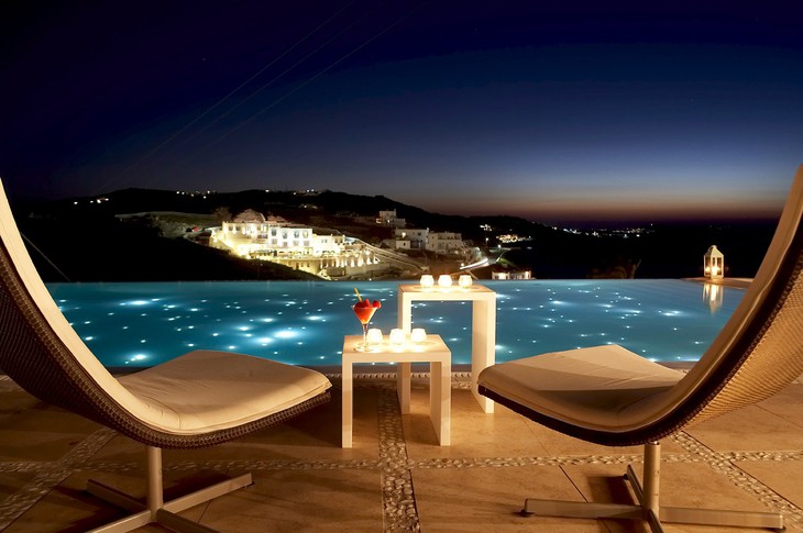 Терраса у бассейна отеля Bill & Coo Suites в Греции