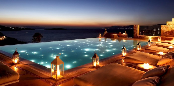 Бассейн с подсветкой отеля Bill & Coo Suites в Греции