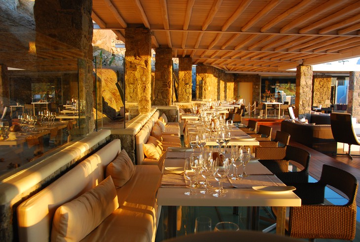 Интерьер ресторана отеля Bill & Coo Suites в Греции