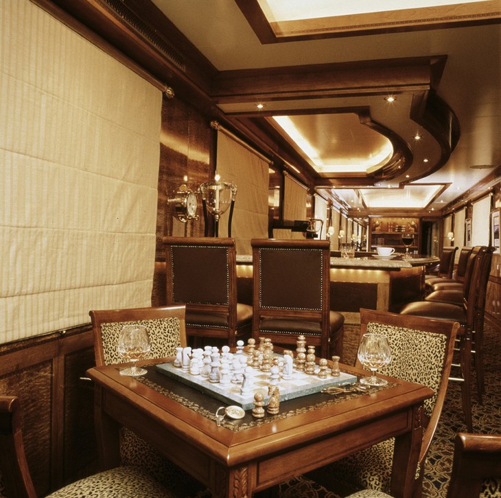 Шахматы на столе в отеле в поезде Blue Train