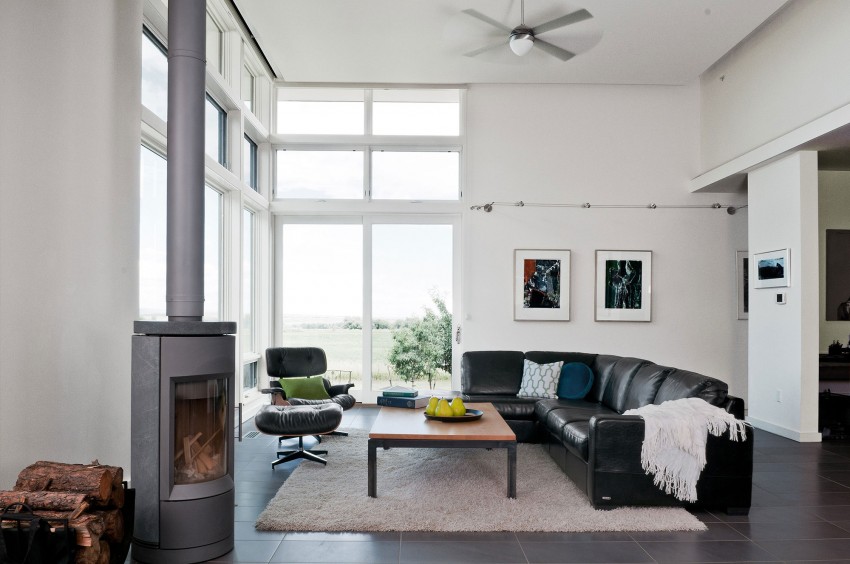 Интерьер гостиной Boulder Modern Net Zero Home в США