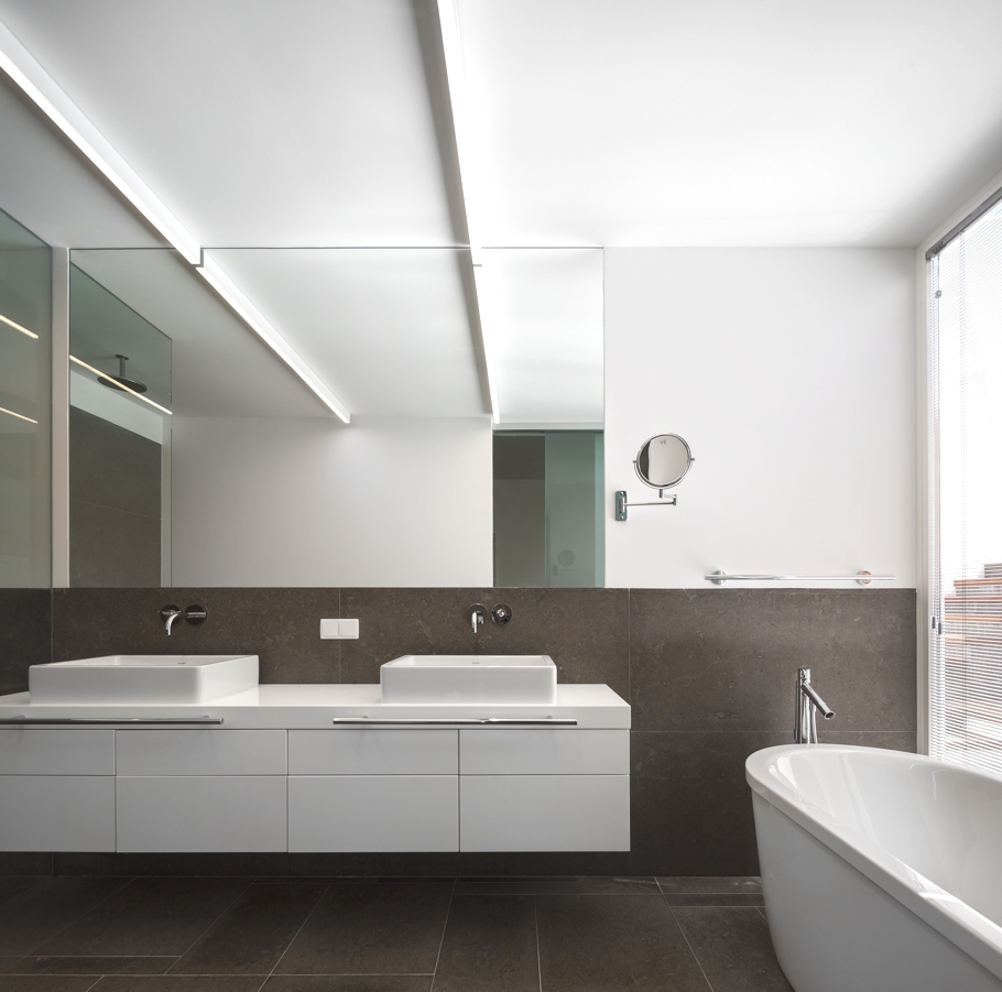 Минималистический дизайн ванной особняка Casa 103 в Португалии
