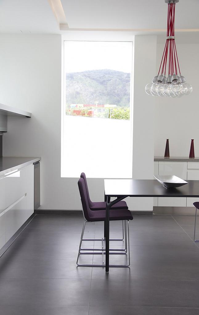 Фиолетовые стулья в белой кухне