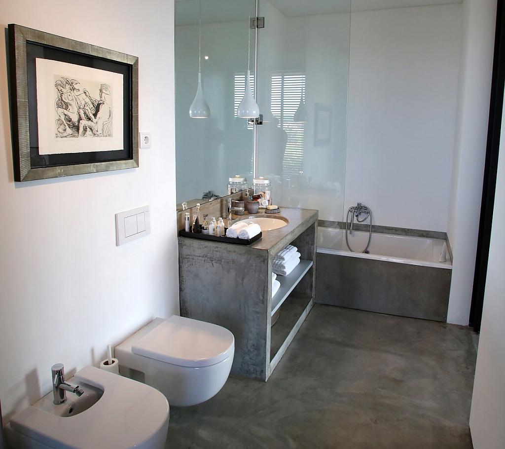 Интерьер ванной в серых тонах на вилле Casa do Pego