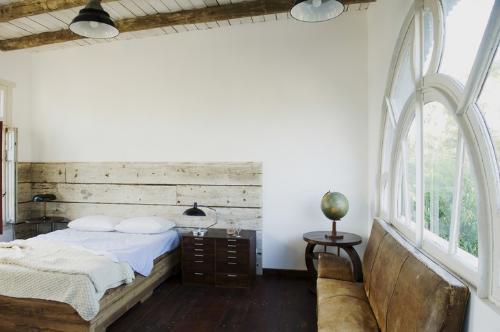 Интерьер спальни гостиницы Casa Zinc в Уругвае