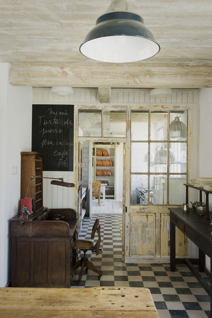 Интерьер кухни гостиницы Casa Zinc в Уругвае