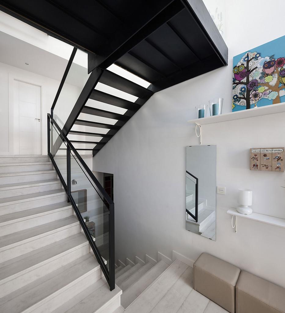 Белая межуровневая лестница с чёрными периллами