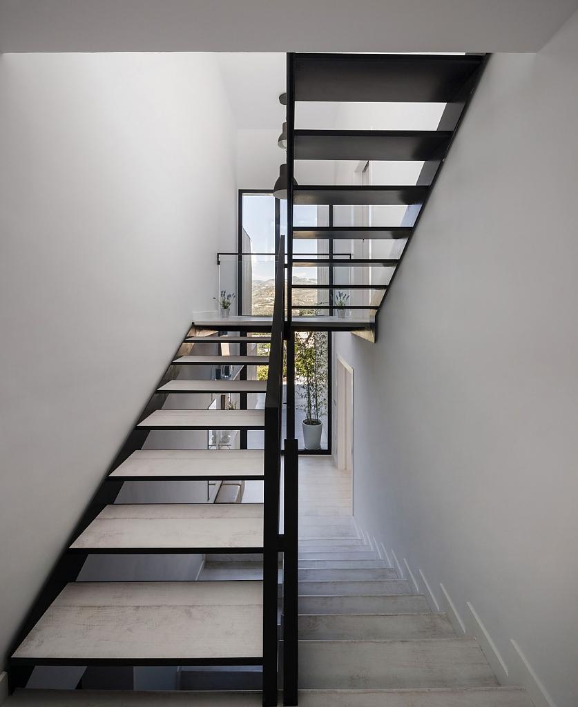 Белая межуровневая лестница с чёрными периллами