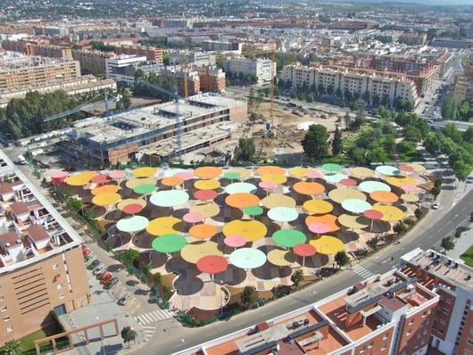 Зонтики на железнодорожной станции посреди города от Centro Abierto в Испании