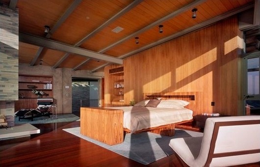 Интерьер спальни с деревянной отделкой