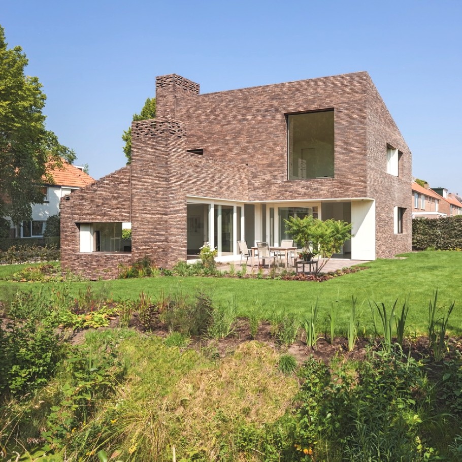 Дворик дома из кирпича в Нидерландах