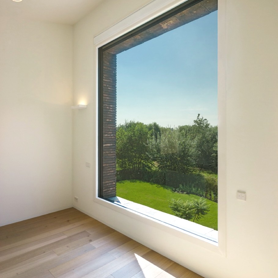 Большое панорамное окно в доме из кирпича в Нидерландах