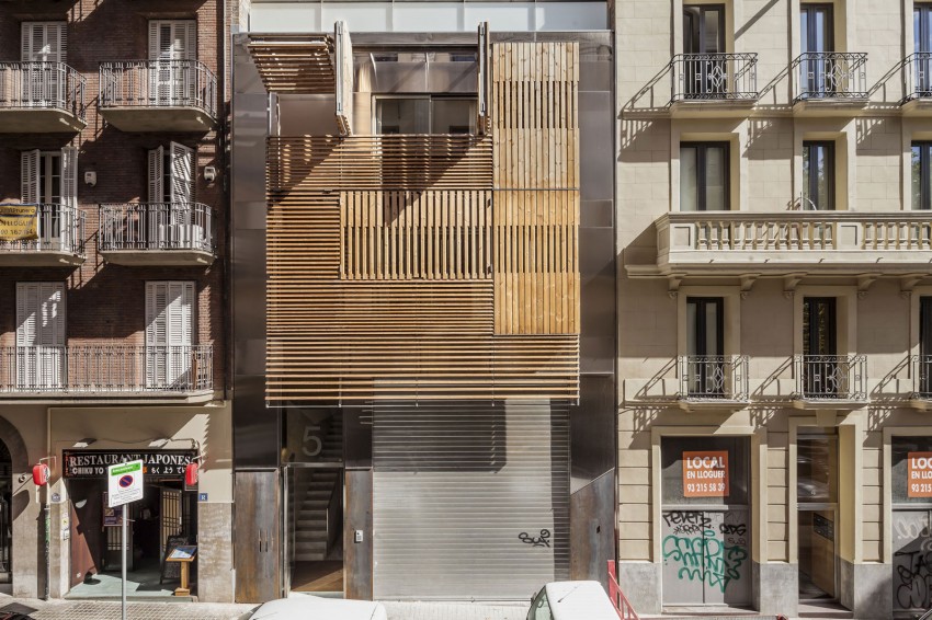 Закрытый балкон городского дома Dwellings in Barcelona в Испании