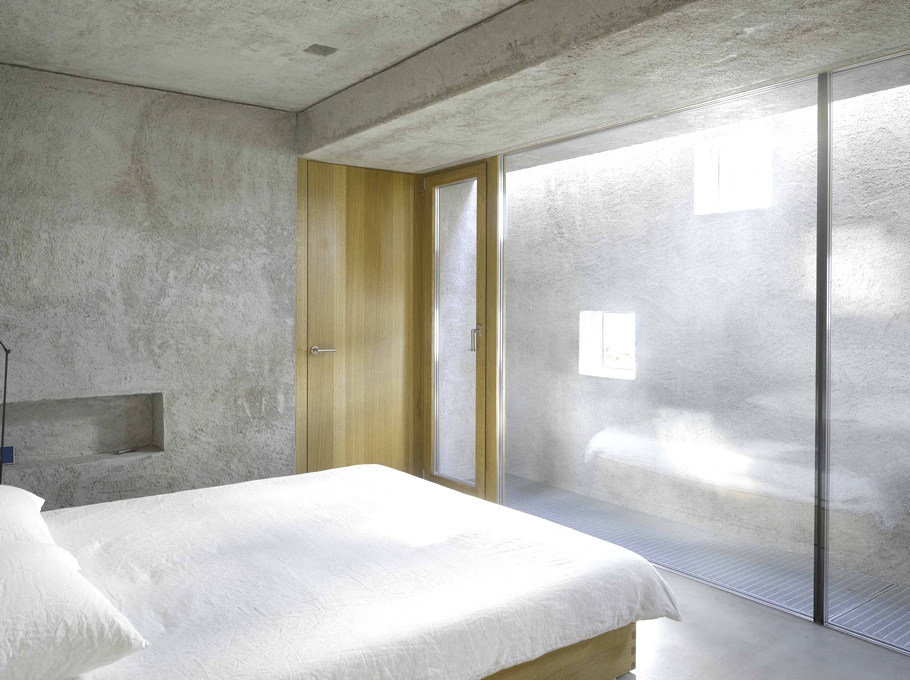 Спальня элитного загородного дома в Швейцарии
