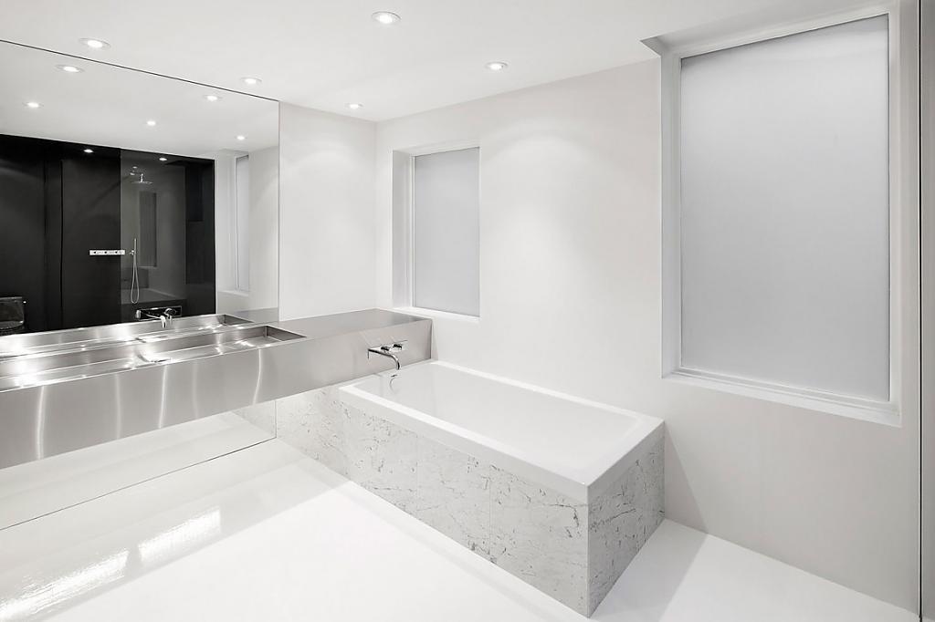Мраморная вання в белой ванной комнате
