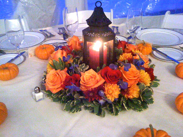 Свежие цветы и фонарь в осеннем оформлении на столе