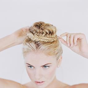 fishtail-bun-wedding-hairstyle-04