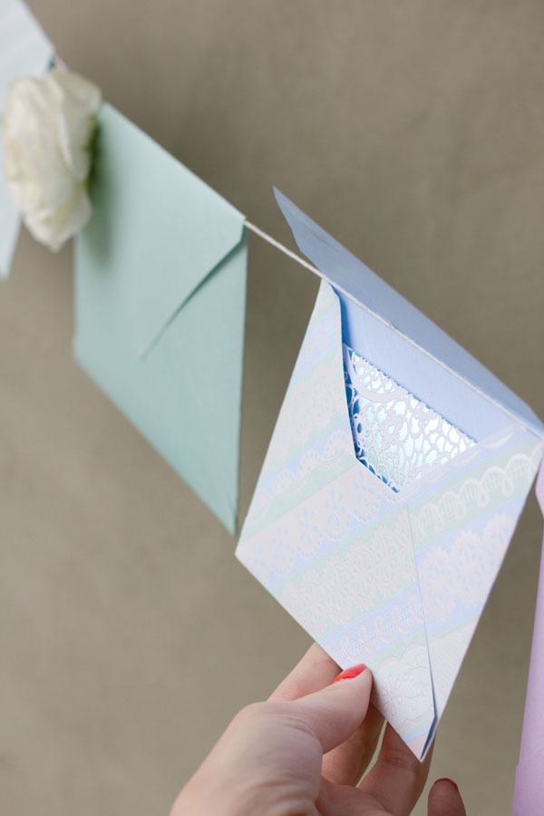 fresh-flower-envelope-garland-10