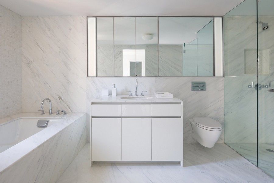 Интерьер роскошной белой мраморной ванной комнаты