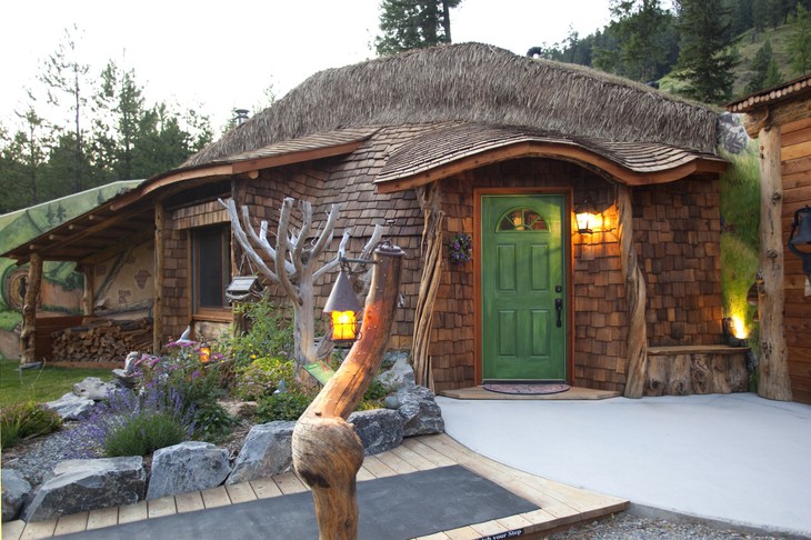 Необычный дом Hobbit House в США