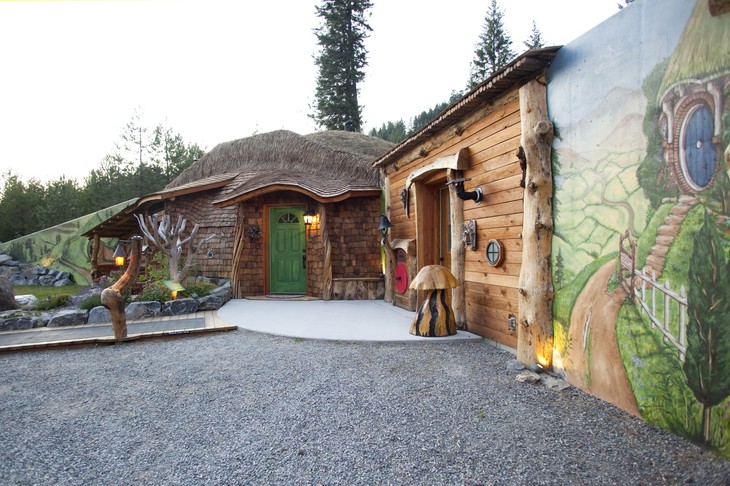 Необычный дом Hobbit House в США