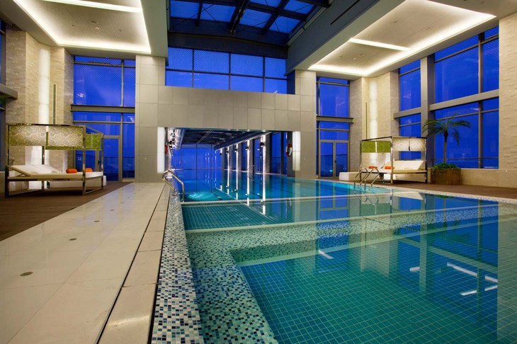 Крытый бассейн отеля Holiday Inn Shanghai Pudong Kangqiao