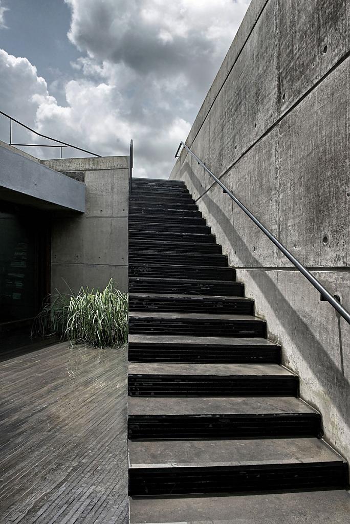 house-cast-in-liquid-stone-17