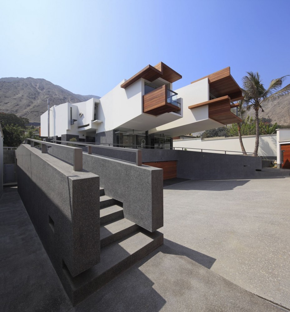 Дизайн частного дома La Planicie в футуристическом стиле, Перу