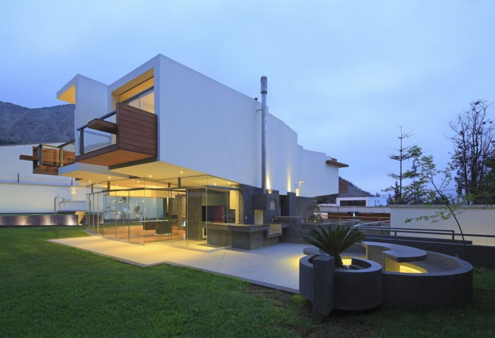 Дизайн частного дома La Planicie в футуристическом стиле, Перу